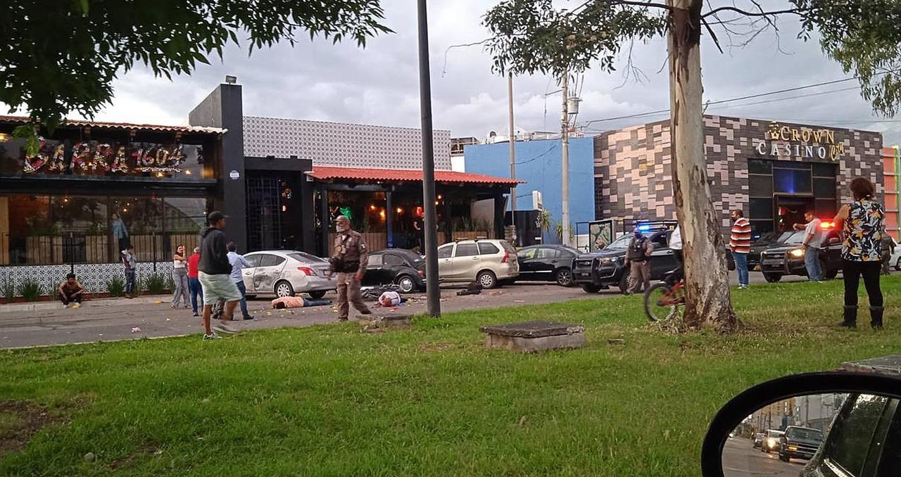  os personas murieron este domingo luego de que un artefacto explosivo detonara en las inmediaciones de un restaurante en el municipio de Salamanca, en el central estado mexicano de Guanajuato, reportaron autoridades locales.
