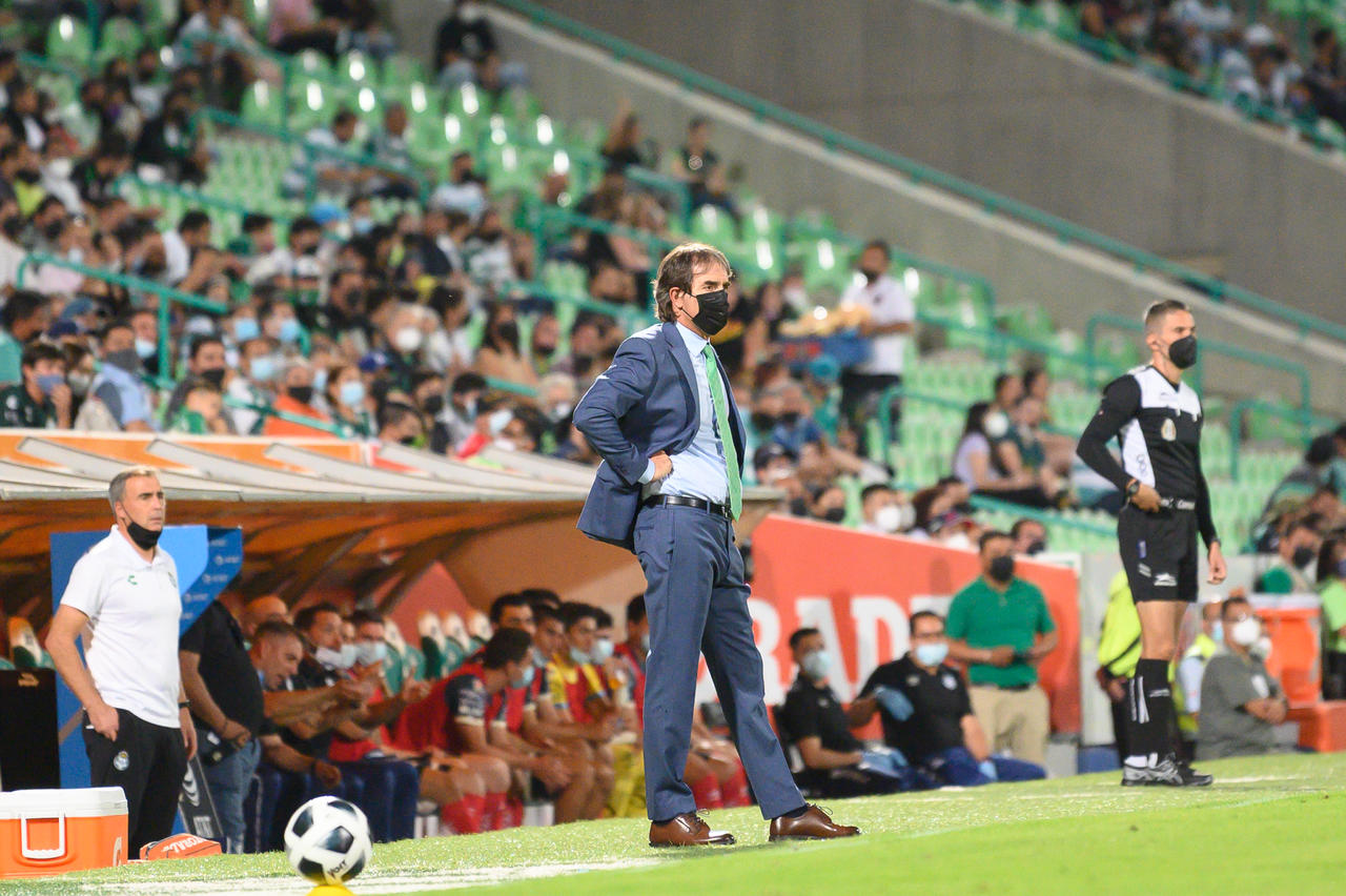 Guillermo Almada habla del desempeño de Santos en el empate ante Puebla en el Estadio Corona. (FOTO: JORGE MARTÍNEZ)