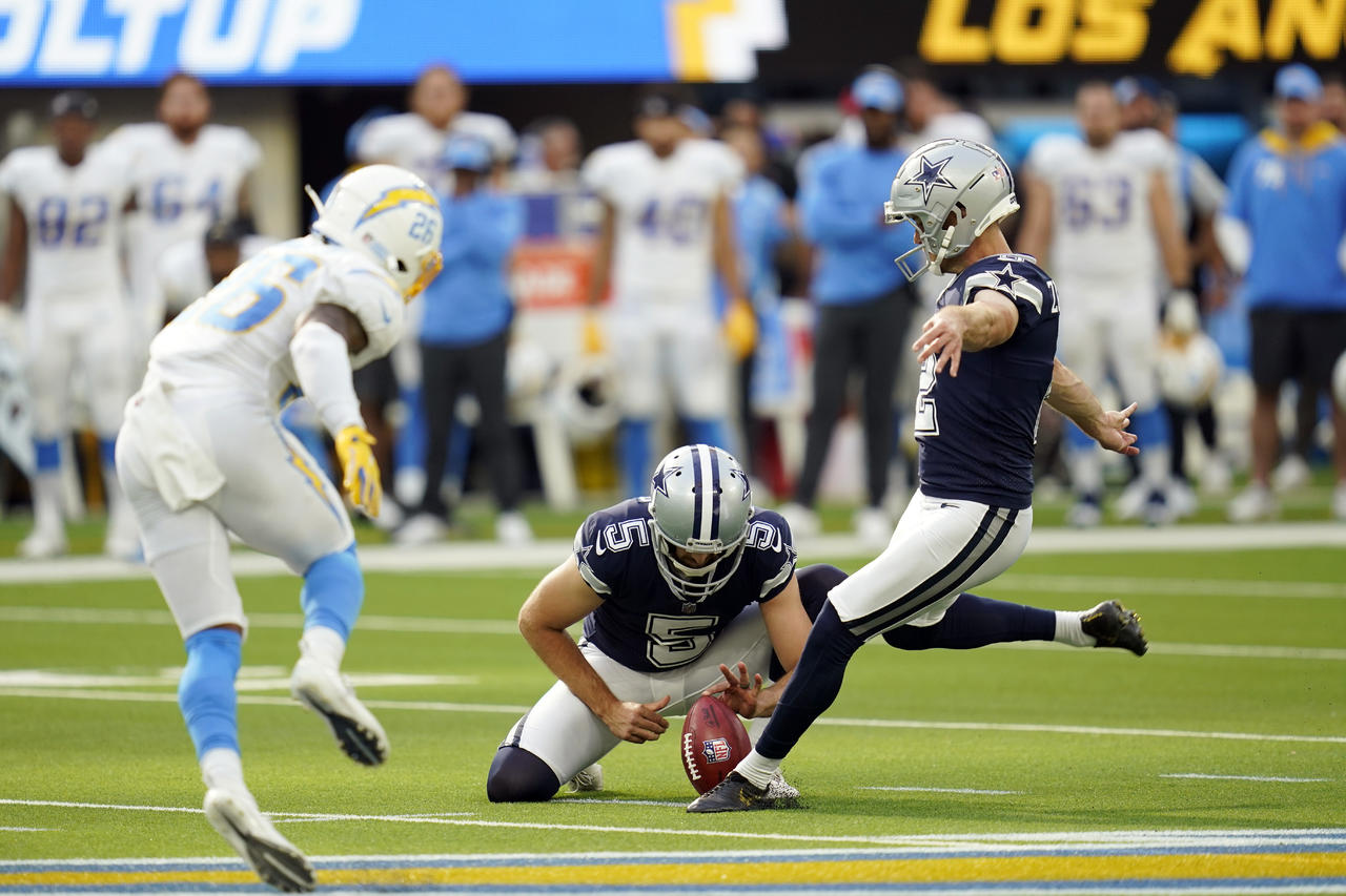 Con un gol de campo de 56 yardas de Greg Zuerlein en los últimos segundos del partido, los Cowboys de Dallas se impusieron el domingo 20-17 a los Chargers de Los Ángeles. (AP)