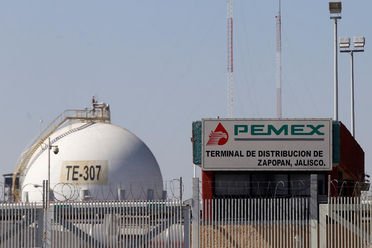 Tras vencerse el plazo para la firma del Contrato Colectivo de Trabajo (CCT) 2021-2023, luego de una prórroga de dos meses, el Sindicato de Trabajadores Petroleros de la República Mexicana (STPRM) emplazó a huelga a Petróleos Mexicanos (Pemex) al advertir que este es su único instrumento legal para defender los derechos de los trabajadores. (ARCHIVO)