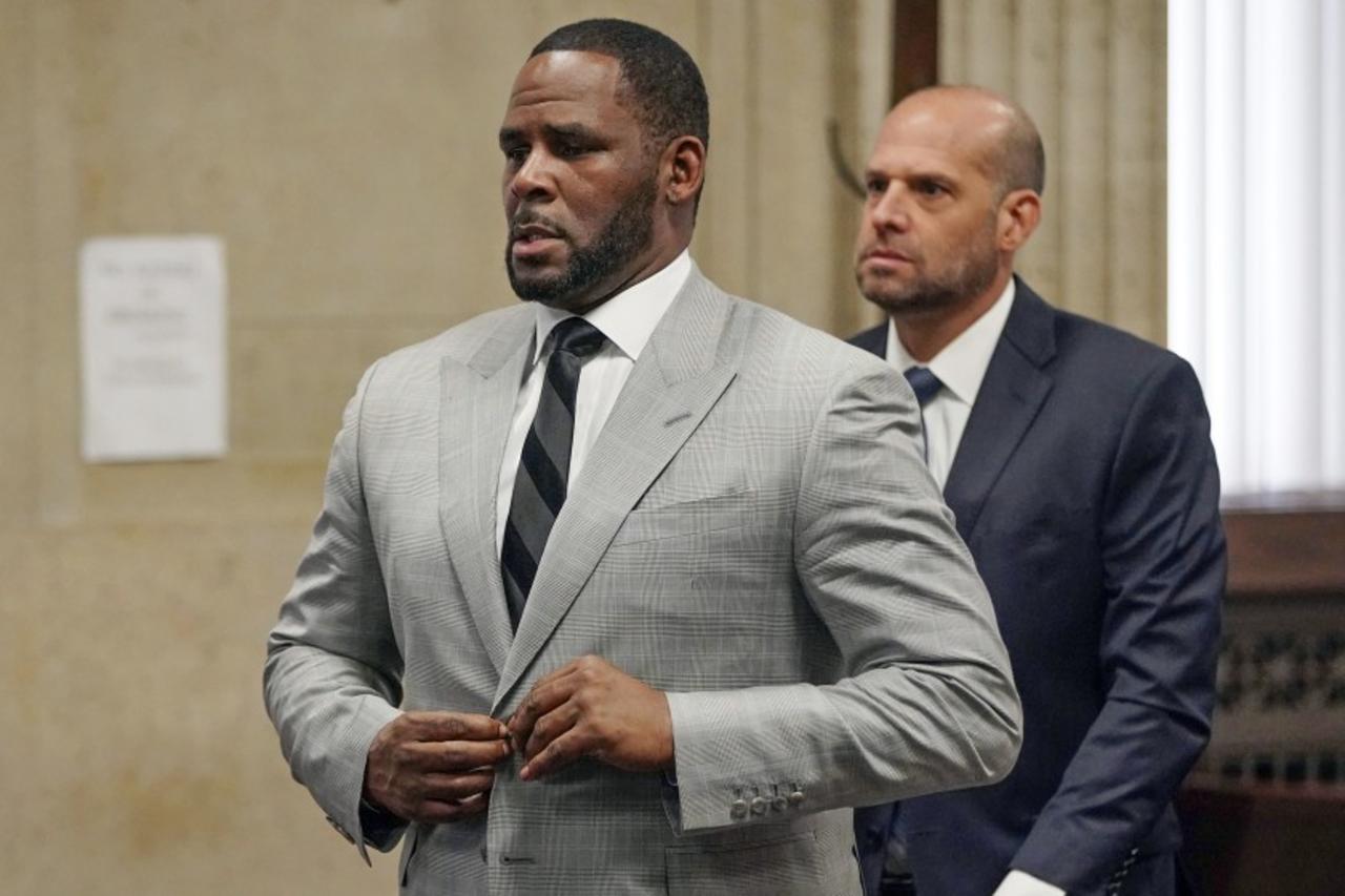 Los fiscales en el juicio por tráfico sexual de R. Kelly terminaron de presentar su caso el lunes después de llamar durante el mes pasado a docenas de testigos que apoyaron las acusaciones del gobierno contra el cantante con detalles escabrosos.