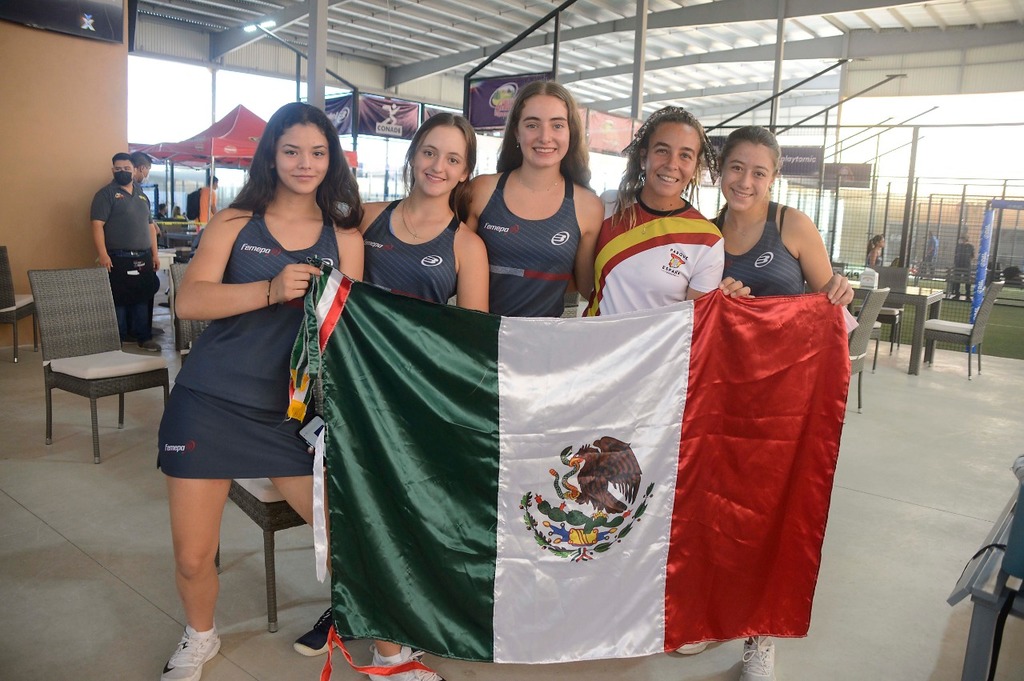 Jugadoras de la delegación mexicana posan con la bandera de nuestro país antes de entrar en acción en el Mundial Junior de pádel, el cual durará una semana. (ERICK SOTOMAYOR)