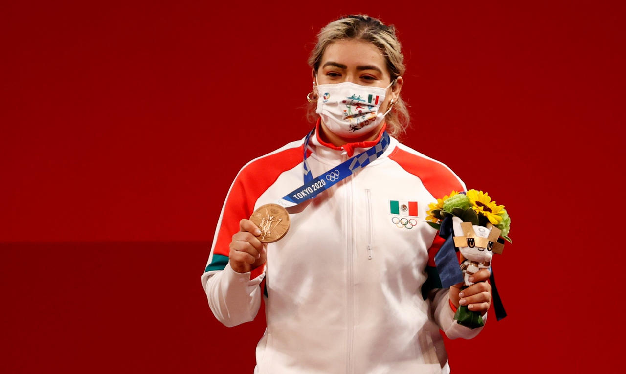 Cuando la mexicana Aremi Fuentes levantó un total de 245 kg en los pasados Juegos Olímpicos de Tokio 2020, además de obtener la medalla de bronce, se convirtió en acreedora a un premio de 50 mil pesos por parte de las autoridades del país.