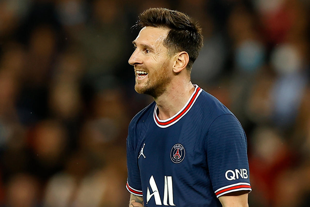 Lionel Messi se perderá el partido del miércoles de París Saint Germain con el colero Metz debido a molestias en la rodilla izquierda. (ARCHIVO)
