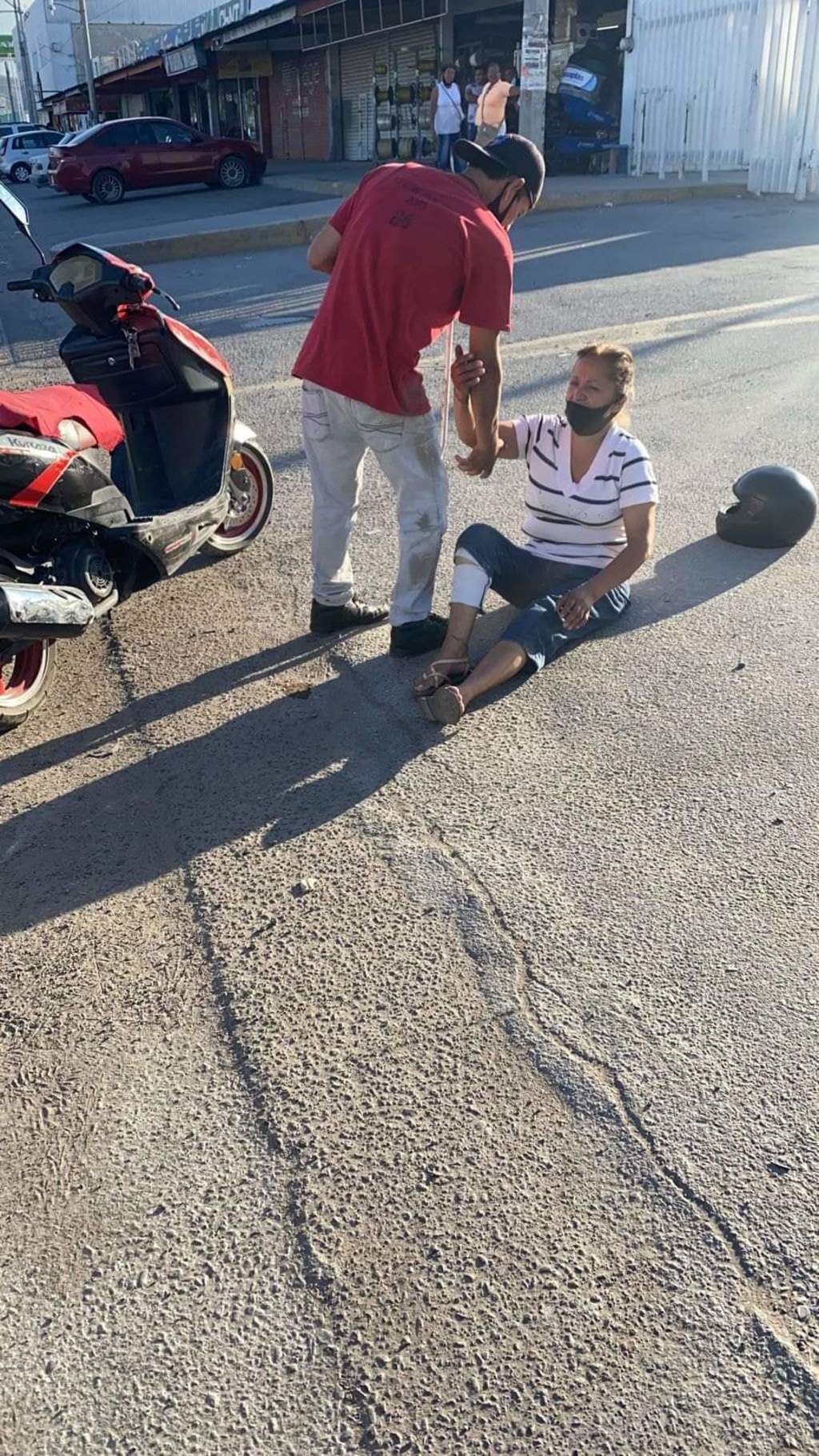 Mujer que viajaba como pasajera en una motocicleta termina lesionada en choque registrado sobre el Rebollo Acosta. (EL SIGLO DE TORREÓN)