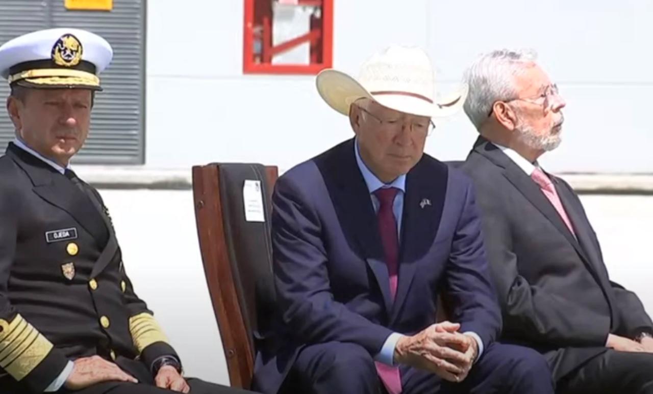 El embajador, quien porta su tradicional sombrero texano, se encuentra sentado cerca del presidente López Obrador. (ESPECIAL)