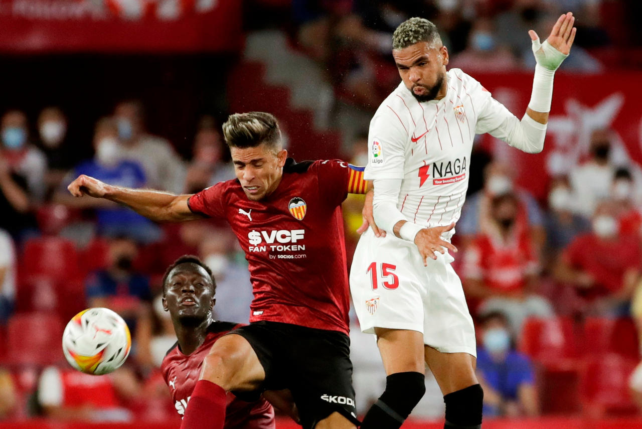 El Sevilla volvió a la senda de la victoria, tras tres empates consecutivos -dos en LaLiga y otro en la Liga de Campeones-, al superar por 3-1 al Valencia en un partido de la sexta jornada que se disputó en el Sánchez-Pizjuán y en el que todos los goles llegaron en la primera parte para dar paso a una segunda mitad con poca historia. (EFE) 