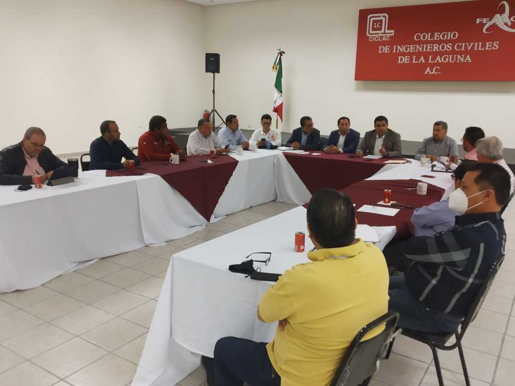 Empresarios del CLIP se reunieron ayer con el alcalde de Lerdo, Homero Martínez, sobre el tema de desarrollo económico en la región. (FABIOLA P. CANEDO)