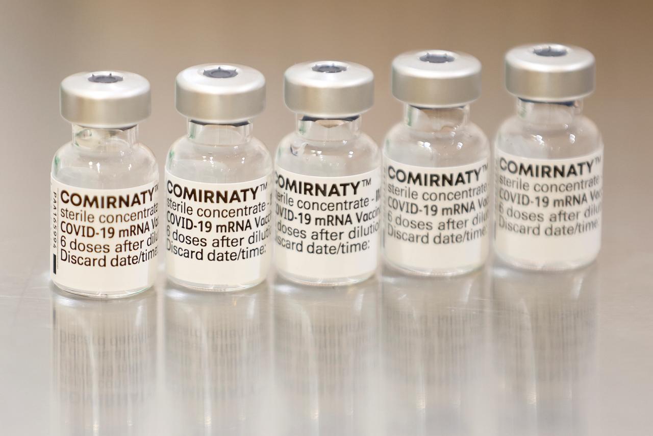Las autoridades estadounidenses de salud debatían el jueves los planes de ofrecer vacunas de refuerzo contra el coronavirus, un día después de aprobar las de Pfizer. (ARCHIVO) 
