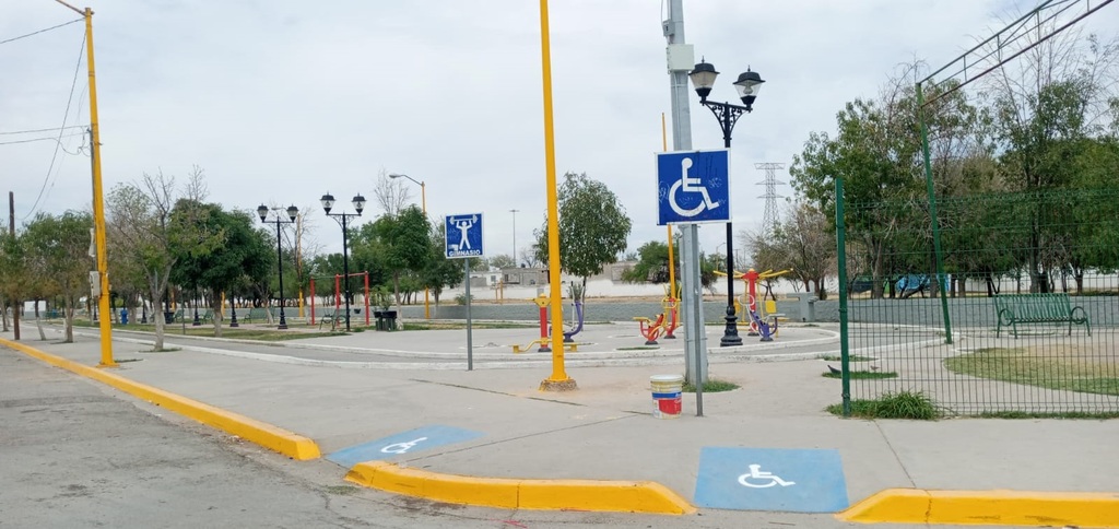 Se realizaron acciones de limpieza y remozamiento en la plaza del Divino Niño en la Ampliación Santa Rosa de Gómez Palacio. (CORTESÍA)