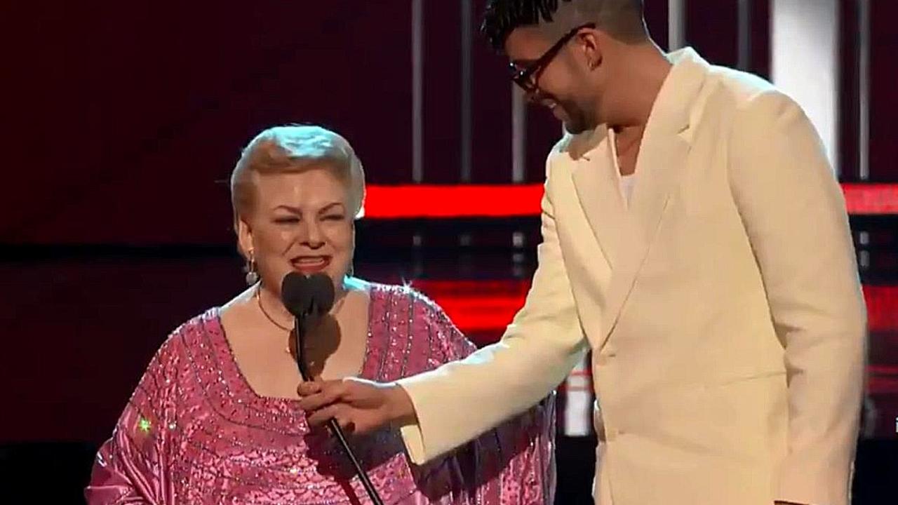 Paquita la del Barrio se volvió tendencia la noche de ayer durante los premios Latin Billboard 2021 al decirle “inútil” al famoso reguetonero Bad Bunny sobre el escenario.  (ESPECIAL) 