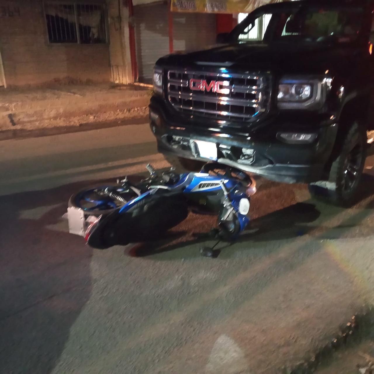 El chofer de la camioneta fue detenido y puesto a disposición del Agente Investigador del Ministerio Público, debido a las lesiones del motociclista. (EL SIGLO DE TORREÓN)
