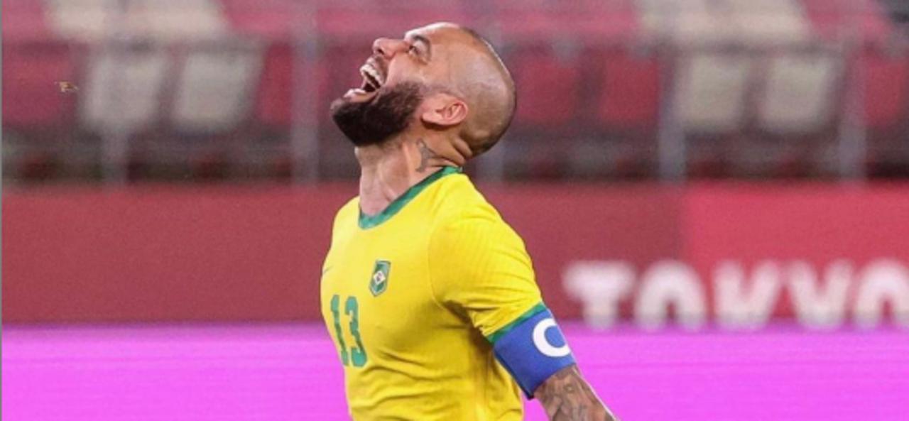 El jugador brasileño Dani Alves ha dado a conocer una noticia que sorprendió al mundo futbolístico, y es que a sus 38 años el jugador ha decidido no firmar con ningún club, luego de semanas en las que se escucharon diferentes rumores respecto a cual sería su próximo equipo tras su repentina salida del Sao Paulo. (CORTESÍA) 
