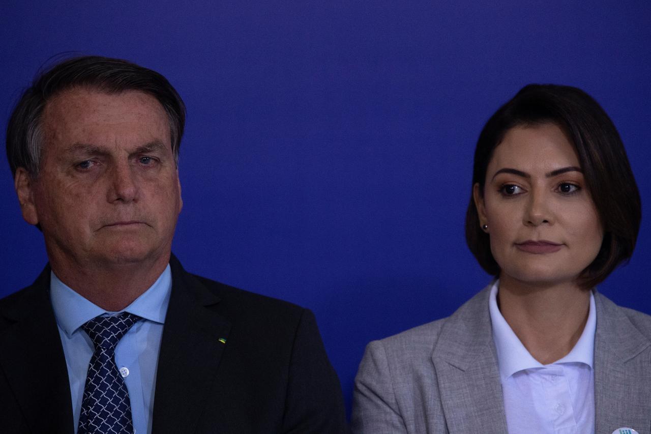 El presidente brasileño, Jair Bolsonaro, reveló este viernes que su esposa se vacunó contra la COVID-19 en Estados Unidos y recibió una ola de críticas de quienes consideraron esa actitud como un 'desprecio' a la salud pública del país. (ARCHIVO) 