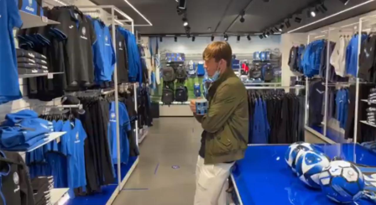  El club Atalanta de la Serie A buscó tener interacción con sus aficionados por medio de su jugador Marten de Roon. (ARCHIVO) 