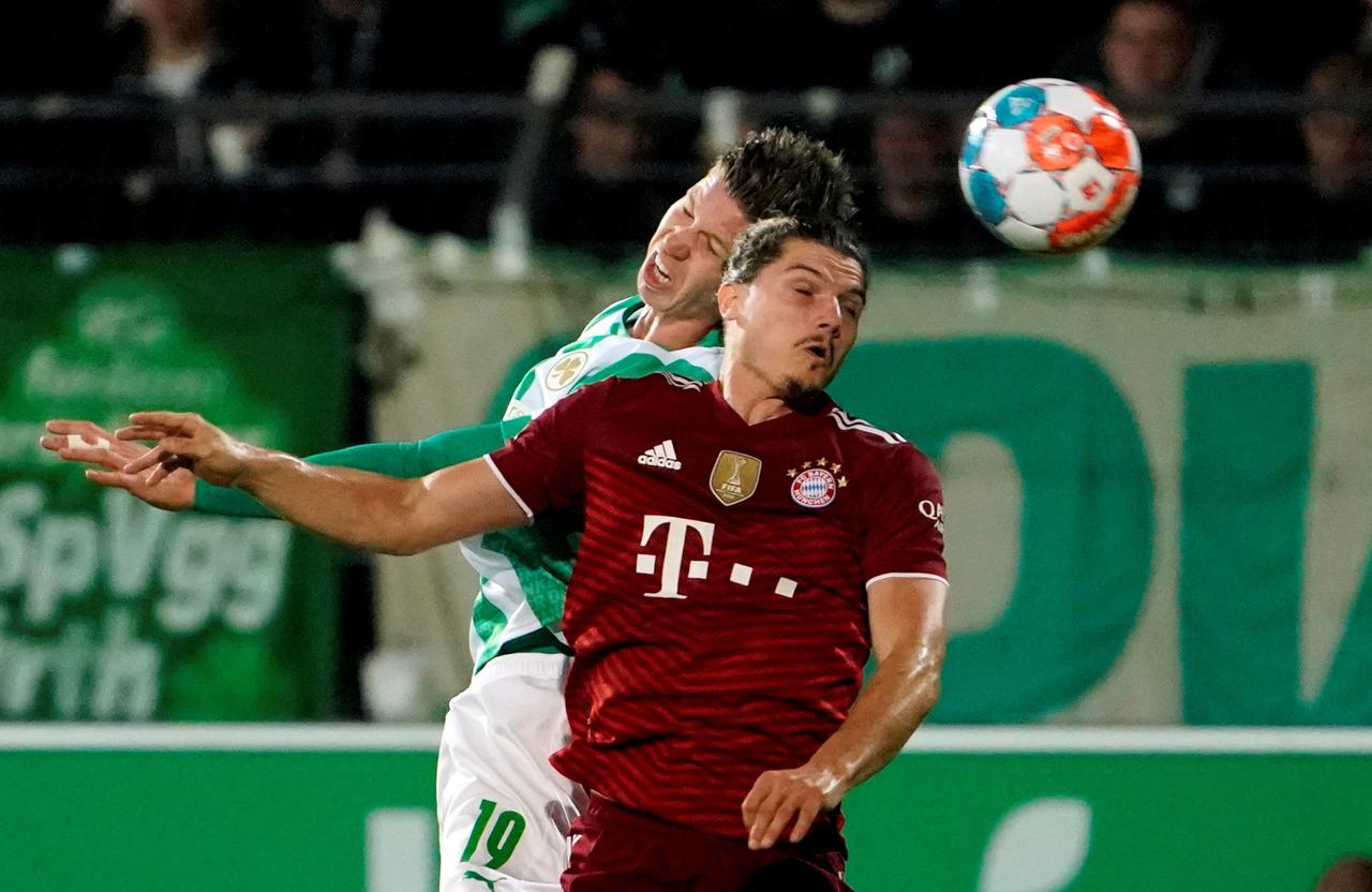 El Bayern Münich refrendó este viernes el liderado de la Bundesliga al derrotar por 1-3 al colista Fürth, en un partido en el que el equipo bávaro tuvo que jugar en inferioridad numérica más de 40 minutos por la expulsión de Benjamin Pavard. (EFE) 
