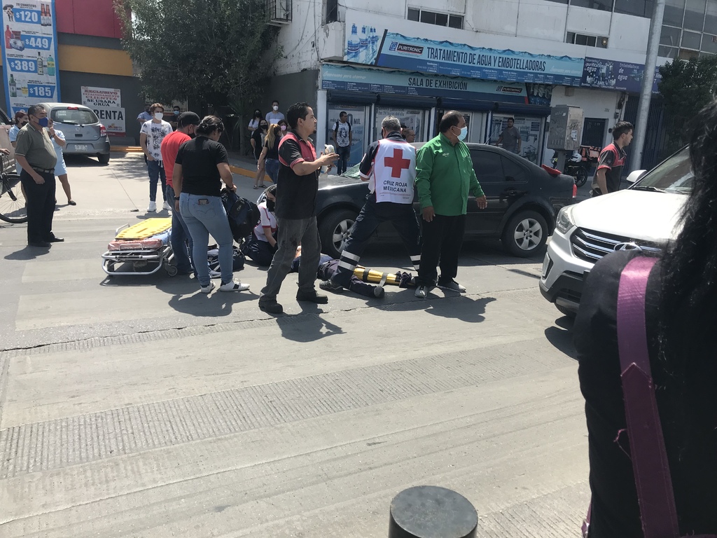 El motociclista fue atendido por los paramédicos de la Cruz Roja y trasladado a un hospital de la ciudad en estado de salud grave.