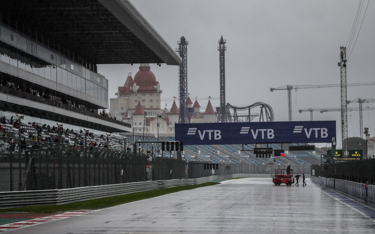 'Checo' Pérez arrancará noveno en el Gran Premio de Rusia y Max Verstappen en último, ¿por qué?