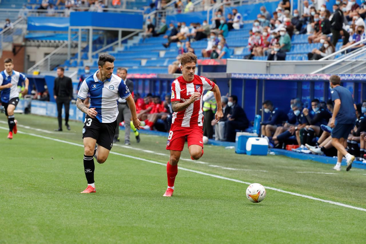Al campeón Atlético de Madrid se le fue la mística de las anteriores jornadas para ceder el sábado su primera derrota de la Liga española tras caer 1-0 ante el Alavés en el campo de Mendizorroza. (EFE)
