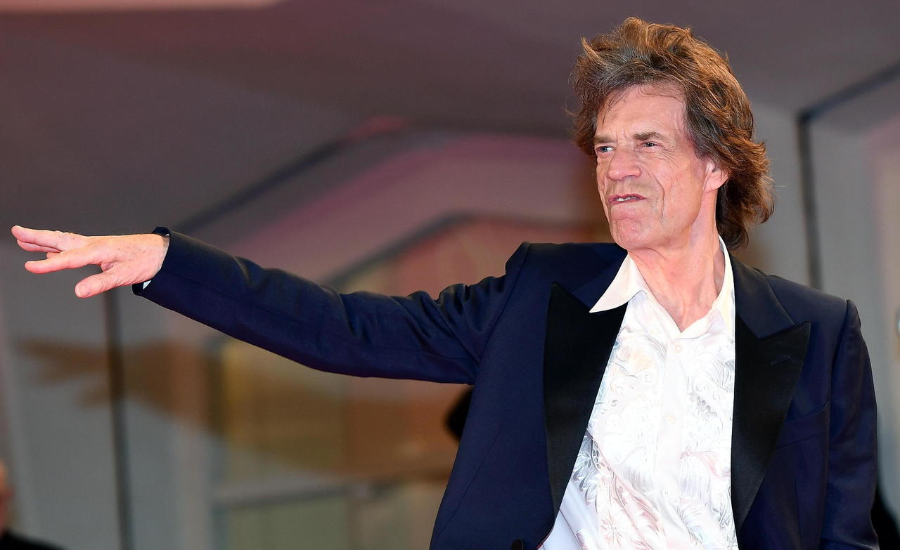 Mick Jagger no sabe de los dolores corporales por la edad, al menos eso parece en un video que compartió en sus redes en el que aparece bailando muy entusiasta a sus 78 años de edad, algo que no pasó desapercibido por los cibernautas, quienes sorprendidos, reaccionaron con divertidos memes.