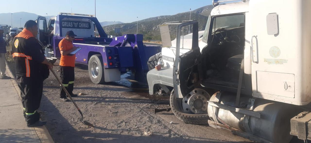 Camión materialista se impacta contra auto y muros de concreto luego de sufrir la pinchadura de uno de sus neumáticos, del accidente las autoridades únicamente reportaron daños materiales.
