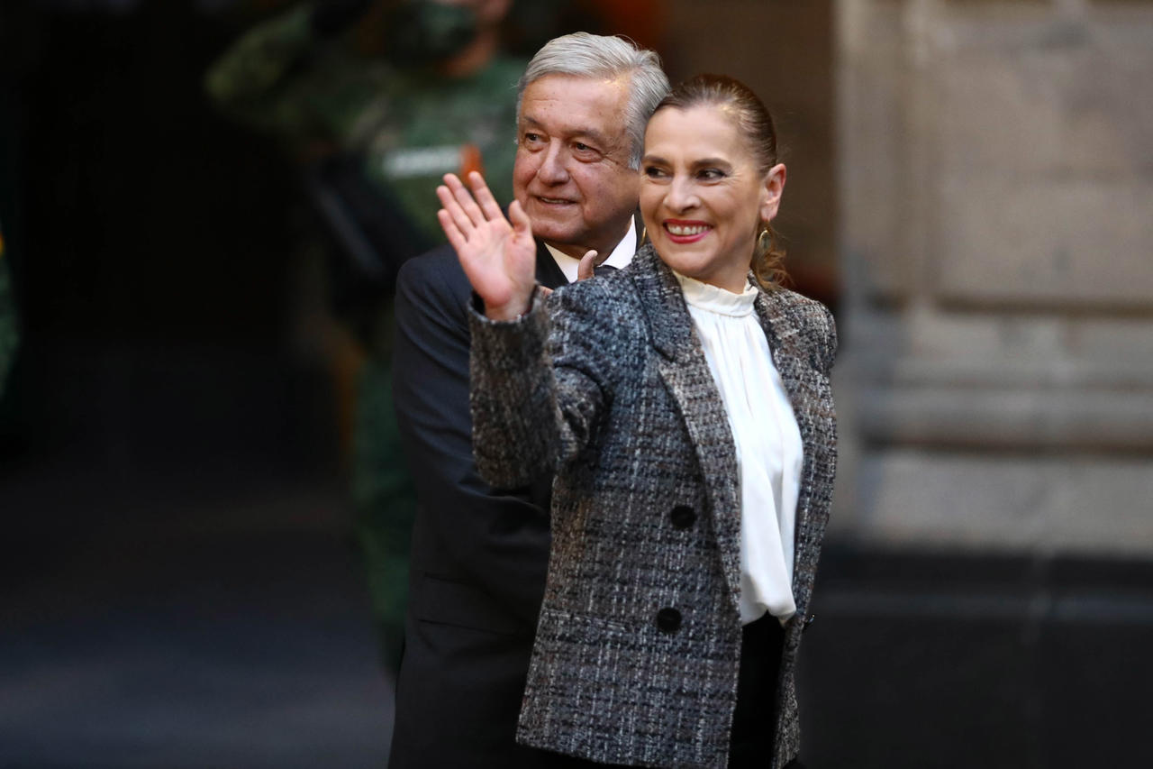 El presidente Andrés Manuel López Obrador difundió en sus redes sociales una canción que interpreta su esposa Beatriz Gutiérrez Müller, de quien dijo estar 'orgulloso'. (ARCHIVO) 
