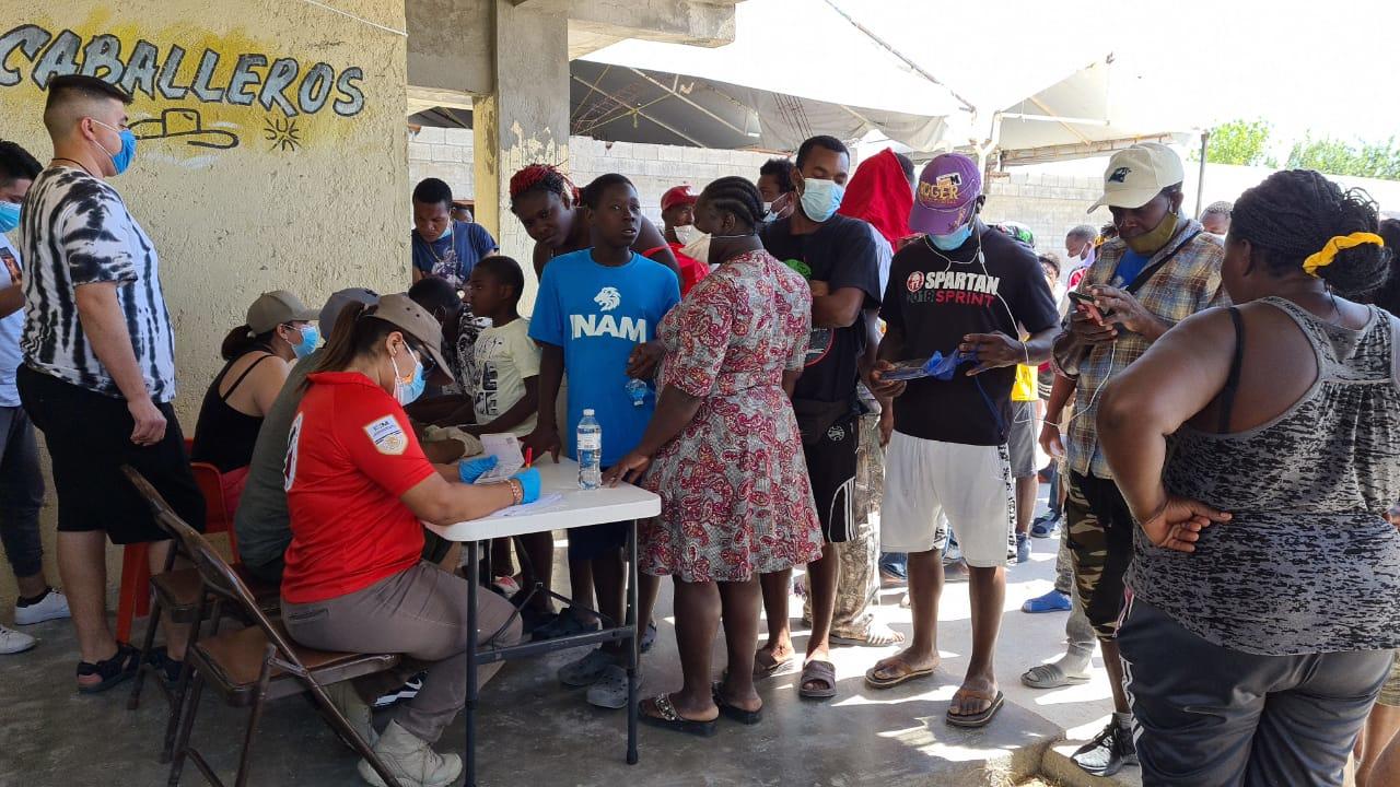 Personal del Instituto Nacional de Migración (INM) instalaron una mesa de registro en la estancia migratoria temporal a dónde fueron trasladados 236 migrantes haitianos que se localizaban en el parque Braulio Fernández Aguirre de Ciudad Acuña; con la finalidad de conocer quienes quieren regularizar su situación migratoria; ya sea en esta ciudad fronteriza o en la ciudad de Monterrey, Nuevo León o en Villahermosa, Tabasco.
