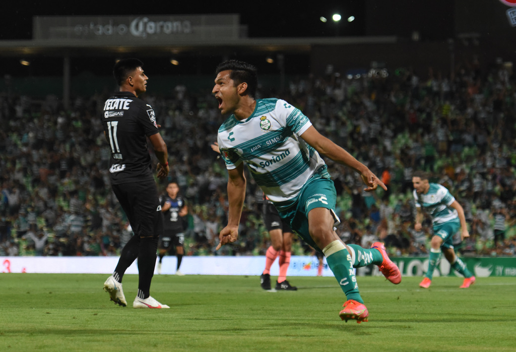 La última vez que se enfrentaron en el Corona, Santos se impuso 2-1 en el partido de ida de los cuartos de final del torneo pasado.