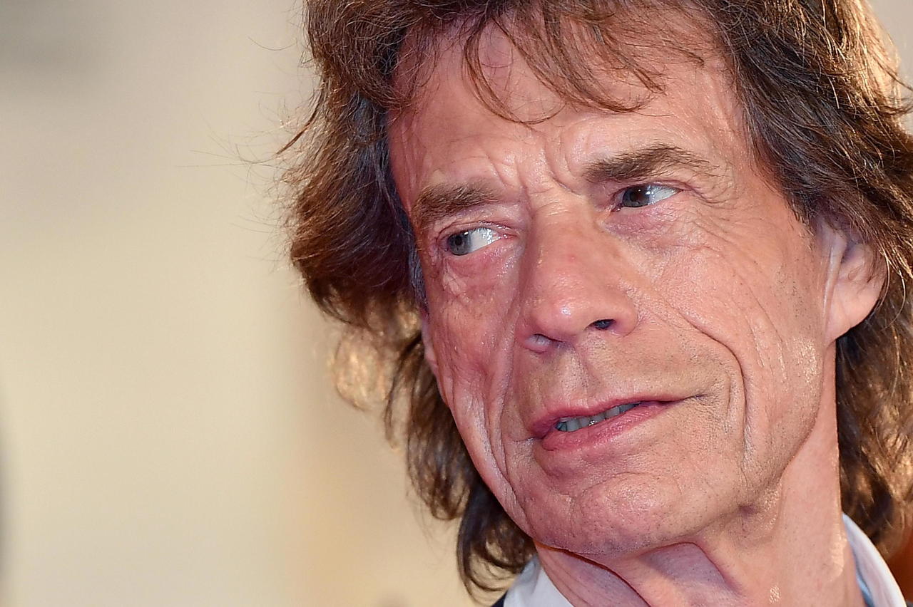 Mick Jagger no sabe de los dolores corporales por la edad.