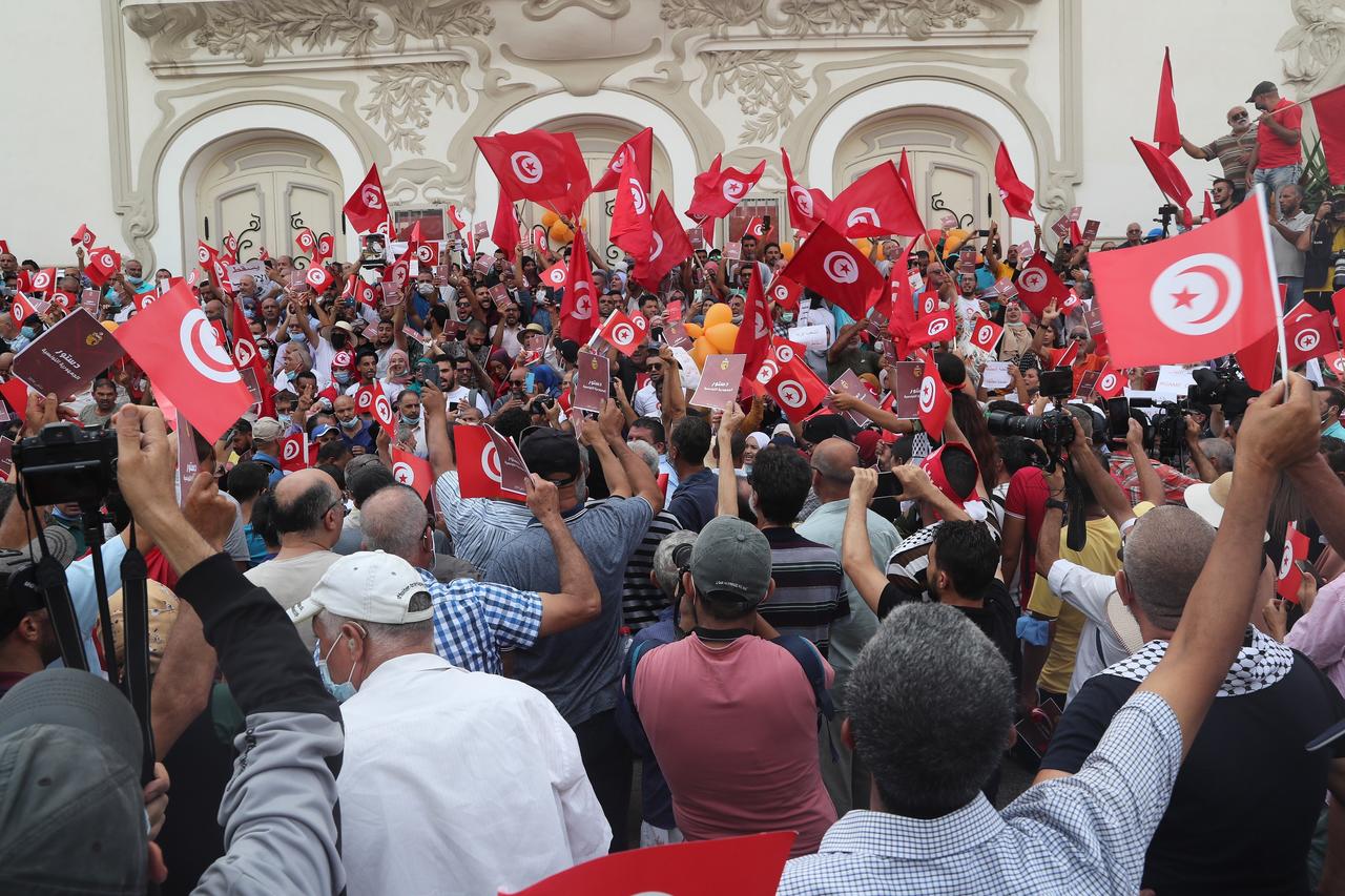 Varios cientos de tunecinos salieron este domingo a las calles de la capital para protestar contra lo que consideran un 'golpe de Estado' del presidente de la República, Kais Said, desde que el pasado 25 de julio destituyera al primer ministro, suspendiera el Parlamento y acaparase todos los poderes. (ARCHIVO)
