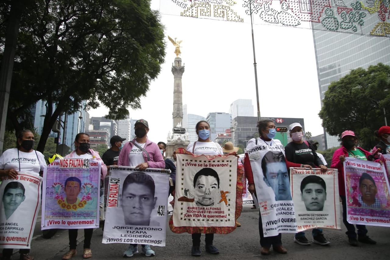 La tarde de este domingo se lleva a cabo la marcha para exigir justicia por el séptimo aniversario de la desaparición forzada de 43 estudiantes normalistas de la Escuela Rural 'Raúl Isidro Burgos' de Ayotzinapa. (ARCHIVO) 
