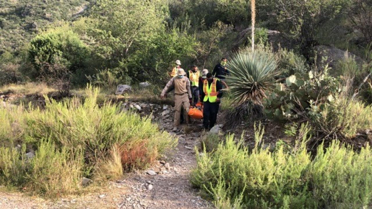 Mientras caminaba por el Cañón de San Lorenzo, un hombre sufrió una lesión, misma que le impedía retornar, por lo que elementos del Cuerpo de Bomberos de Saltillo acudieron a su rescate la tarde de este domingo.
