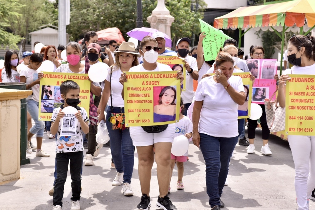 Con pancartas, globos y vestimenta blanca fue como familiares y amigos de Sujey marcharon ayer del Memorial de Desaparecidos hasta la Catedral de Nuestra Señora del Carmen de Torreón. (ÉRICK SOTOMAYOR)