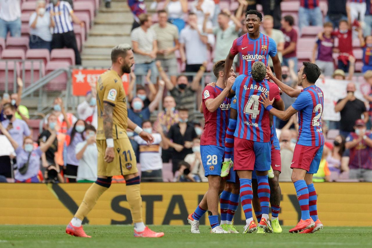 Fati (arriba) marcó el 3-0 en el triunfo del Barcelona. (ARCHIVO)