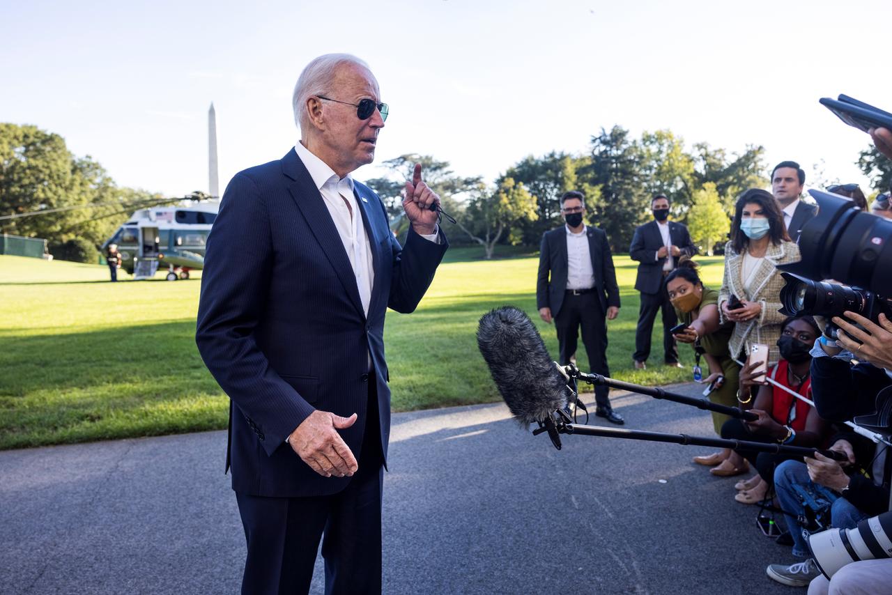 El gobierno del presidente Joe Biden renovó el lunes sus esfuerzos para proteger de la deportación a miles de inmigrantes que llegaron a Estados Unidos cuando eran niños. (ARCHIVO)
