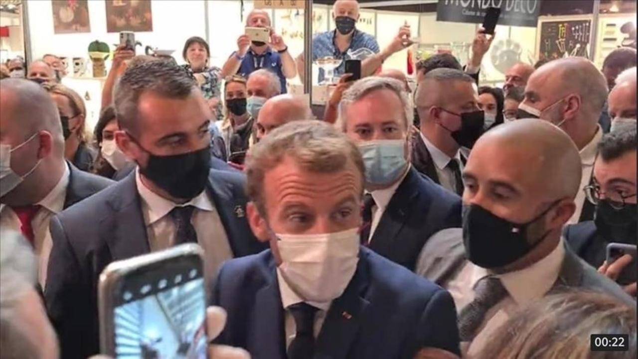 El presidente francés, Emmanuel Macron, recibió el impacto de un huevo cuando se daba un baño de masas durante el Salón Internacional de la Restauración y el Turismo de Lyon, por parte de un individuo que gritó 'Viva la revolución'. (ESPECIAL)

