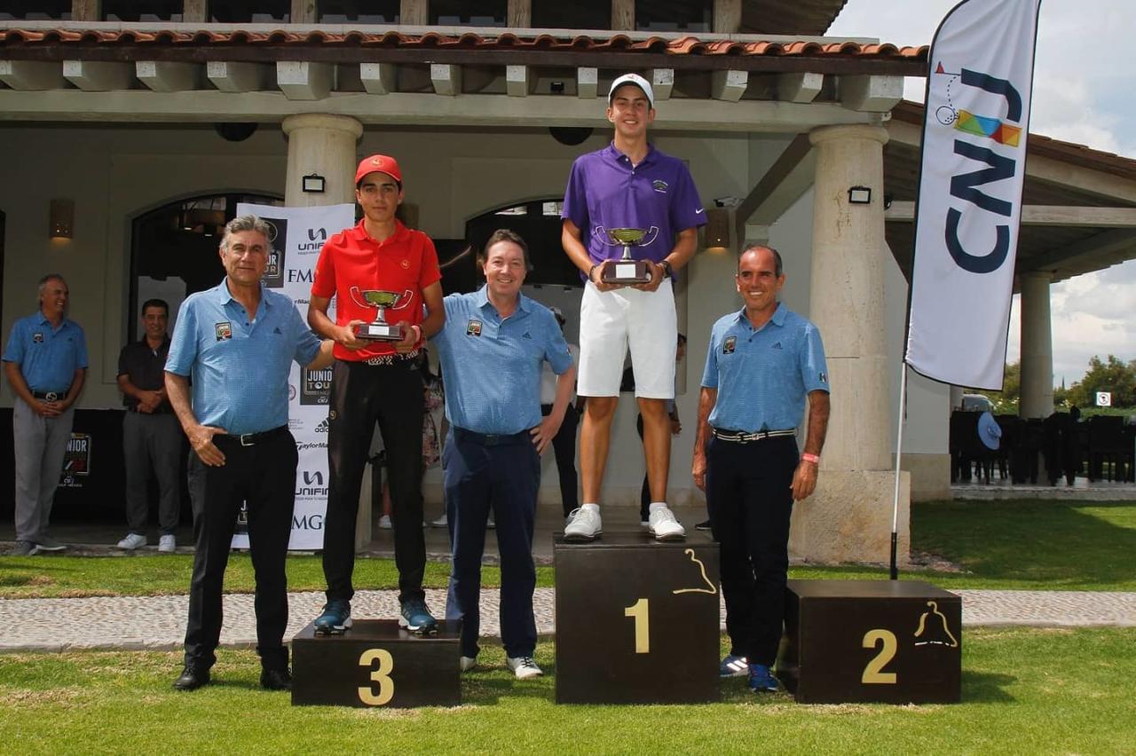 Los juveniles Regina Jiménez y los hermanos Safa Grajeda, José Antonio y Reda Patricio, tuvieron una destacada participación en la XI Copa Zona Centro de Golf, celebrada recientemente en Querétaro. (ESPECIAL)