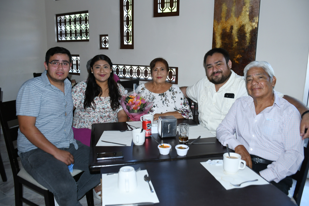 Rosa Delia Cruz Ramírez celebrando su cumpleaños con su esposo e hijos (EL SIGLO DE TORREÓN / FERNANDO COMPEÁN)