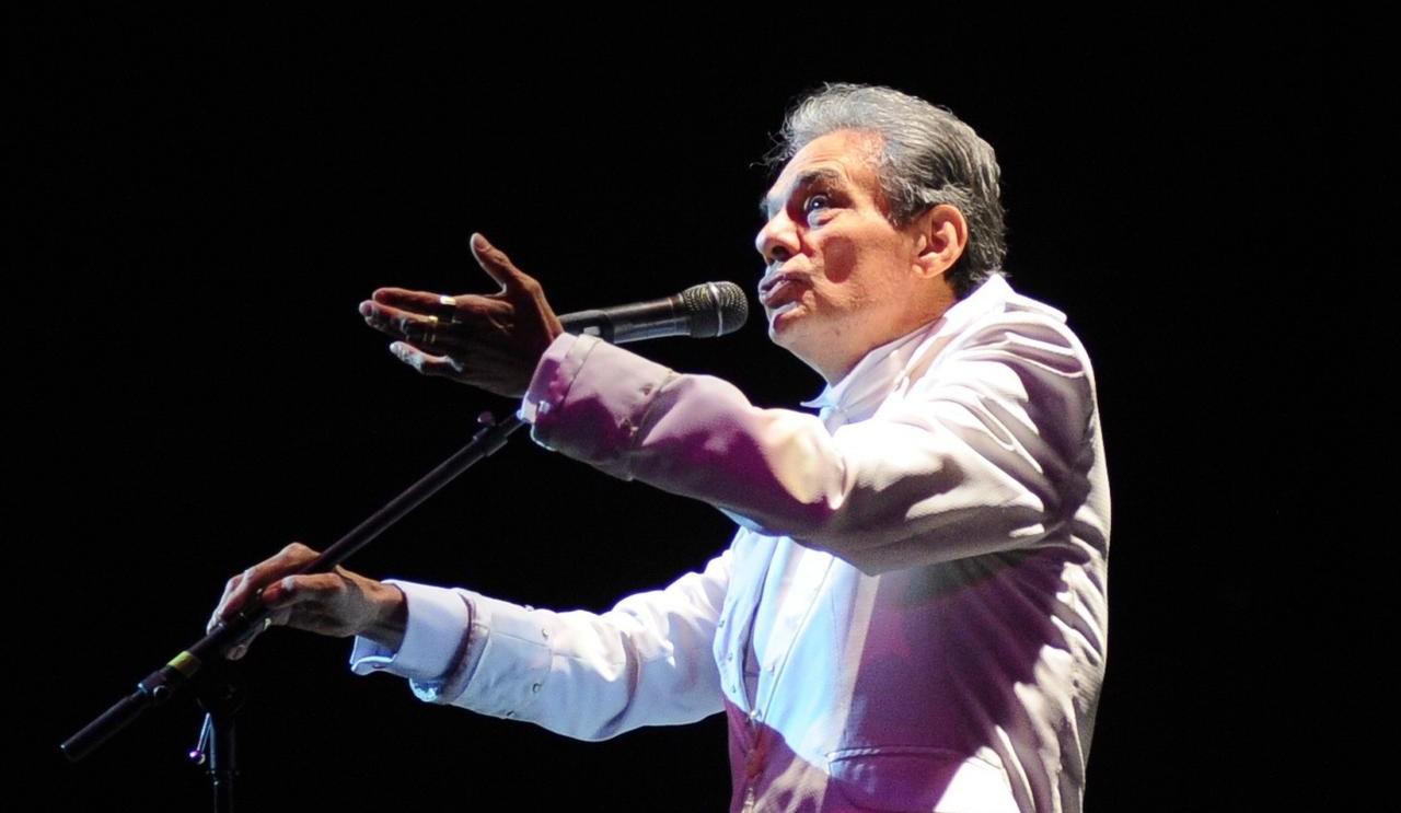 Inolvidable. José José durante su presentación el 24 de agosto de 2015 en el Teatro Nazas, como parte de la obra Amar y querer.  