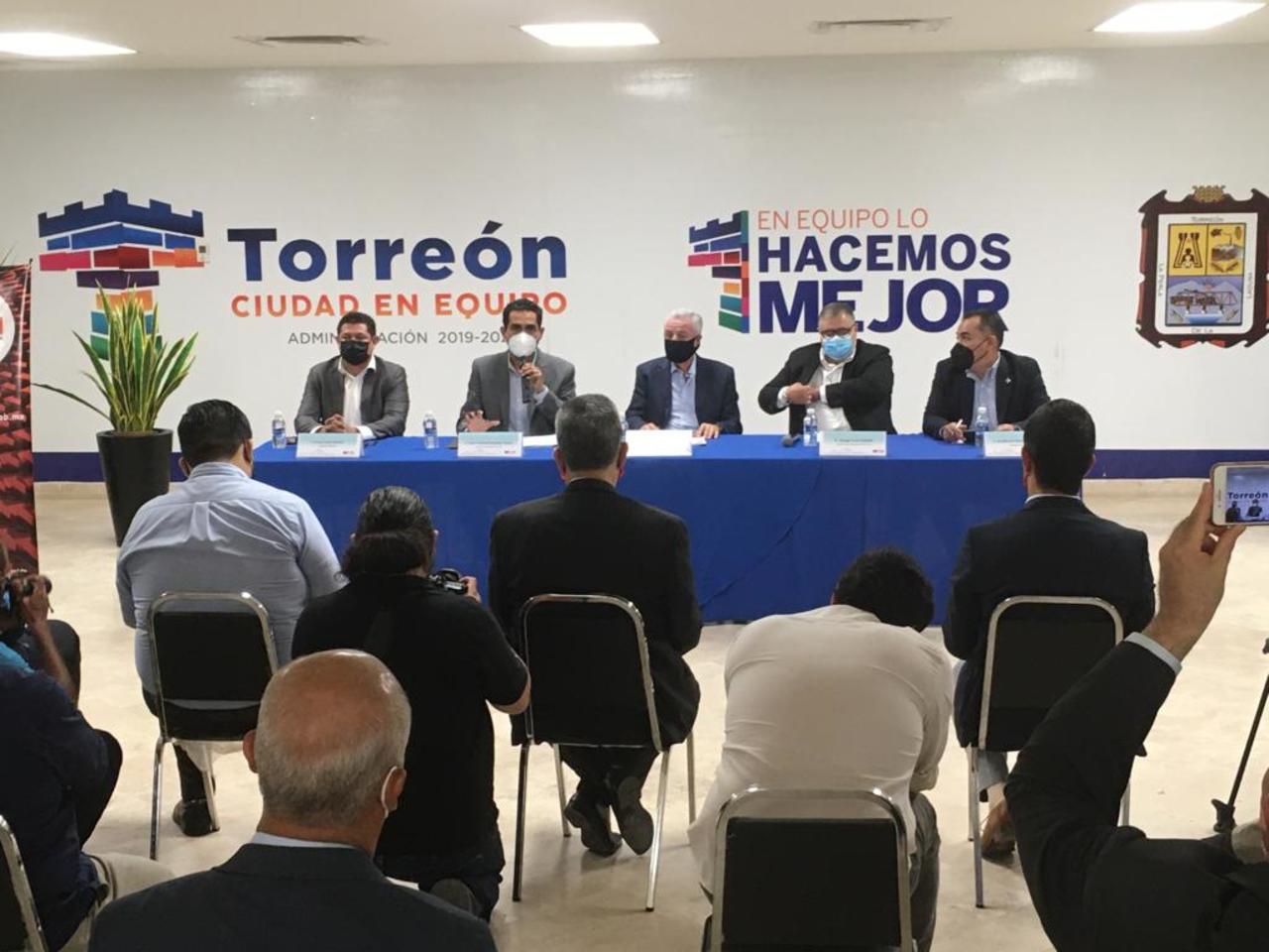 Hoy nuevamente se firmó el convenio entre los tres organismos, teniendo como testigo de honor al alcalde de Torreón, Jorge Zermeño Infante. (FERNANDO COMPEÁN)