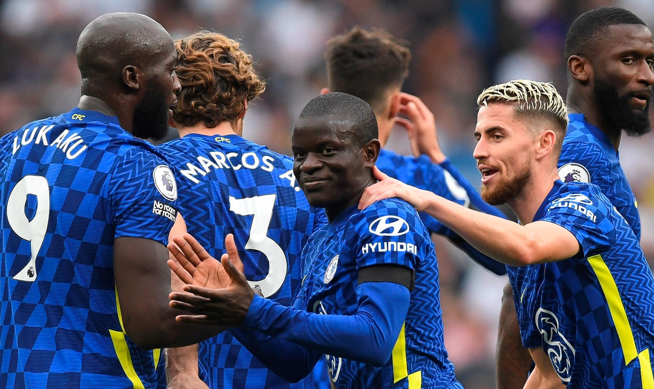 El volante de Chelsea N’Golo Kanté dio positivo por el coronavirus y tendrá que estar aislado durante 10 días, lo que impedirá al jugador francés viajar a Italia para un partido de la Liga de Campeones. (ARCHIVO)