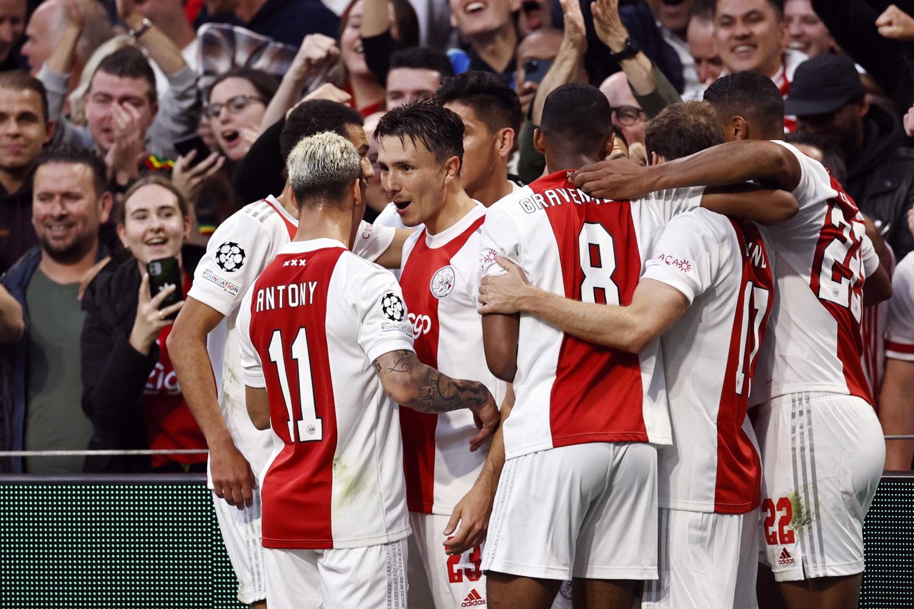 Gana el Ajax con gran actuación de Edson Álvarez ante el Besiktas y lidera el grupo C de Champions League