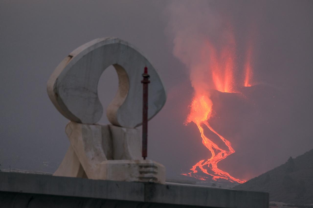 La lava del volcán de la isla española de La Palma avanza hoy de forma más fluida y se sitúa a unos 1, 000 metros del mar. A su paso, ha entrado en una zona de plataneras y ha quemado plásticos de invernaderos y fertilizantes, creando una nube tóxica, ya diluida. (ARCHIVO) 
 