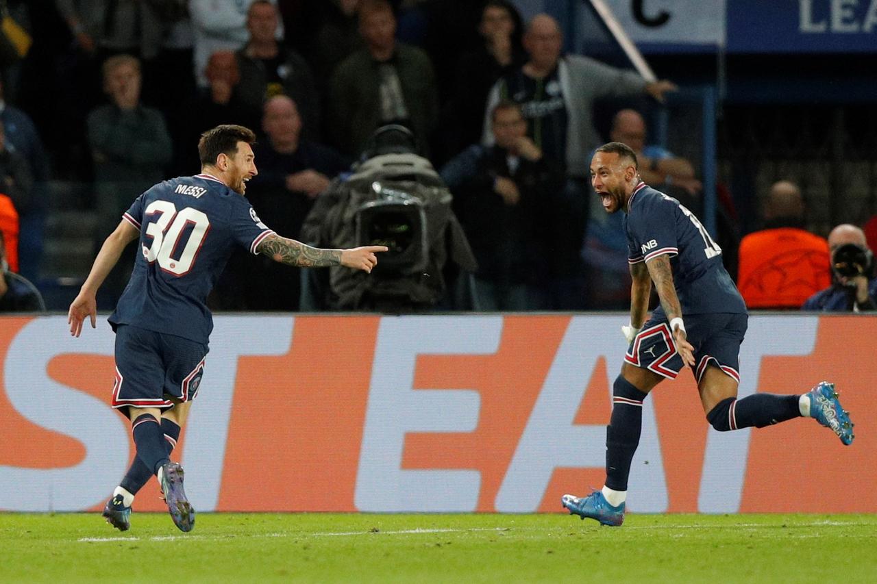 El París Saint-Germain se abonó a la eficacia, a guardar la ropa ante el chaparrón del Manchester City y esperar a que los fogonazos de sus estrellas le dieran la primera victoria europea, por 2-0, que revalida el buen inicio de temporada que está protagonizando. (EFE) 

