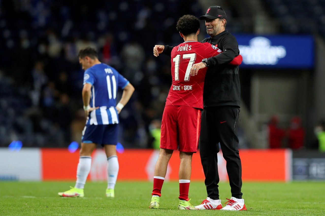 Liverpool vence al Porto con dobletes de Salah y Firmino