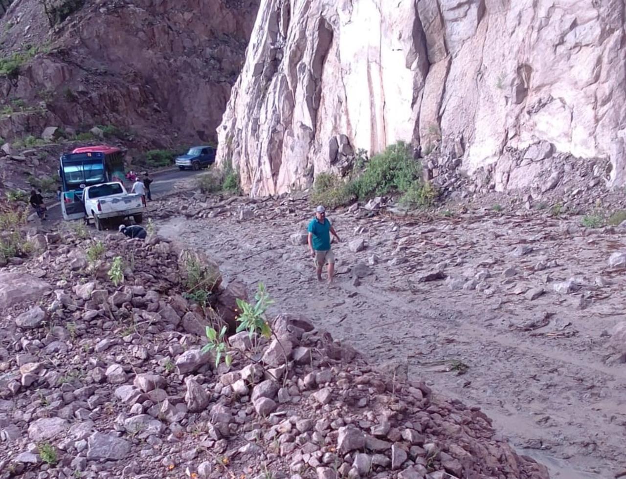 Provocó que la carretera que va a la comunidad de la Huazamota estuviera cerrada. (SAÚL MALDONADO)