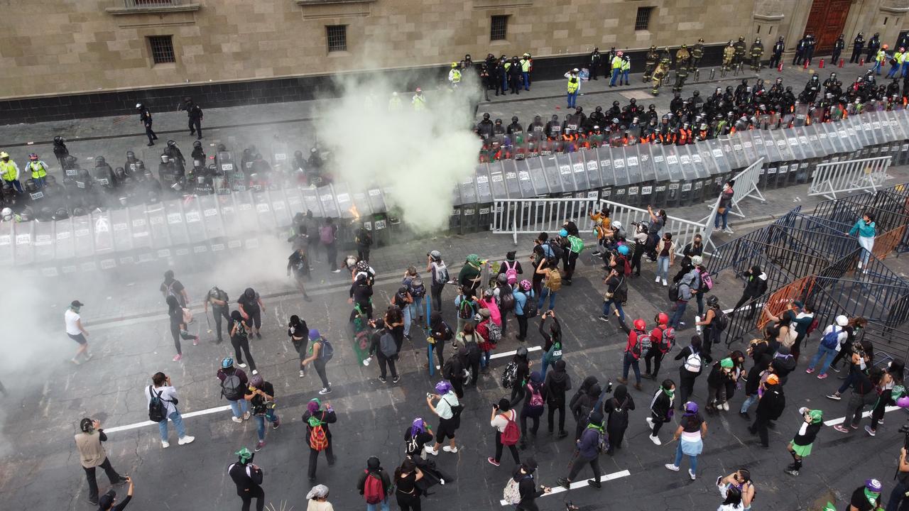 Agentes antidisturbios intentaron repeler la manifestación arrojando gases. (EFE)