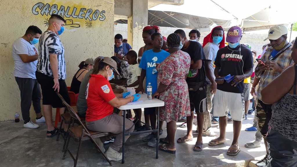 Migrantes haitianos permanecen en Ciudad Acuña a la espera de que se resuelva su situación migratoria en Estados Unidos.