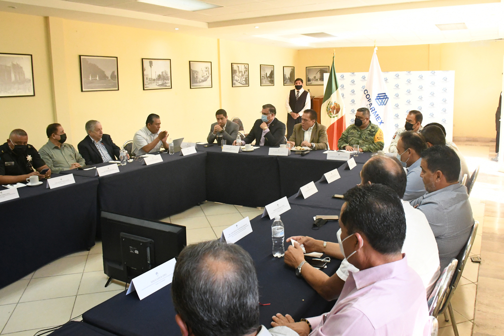 El fiscal general de Coahuila, Gerardo Márquez Guevara, se reunió ayer con representantes del sector empresarial en La Laguna. (FERNANDO COMPEÁN)