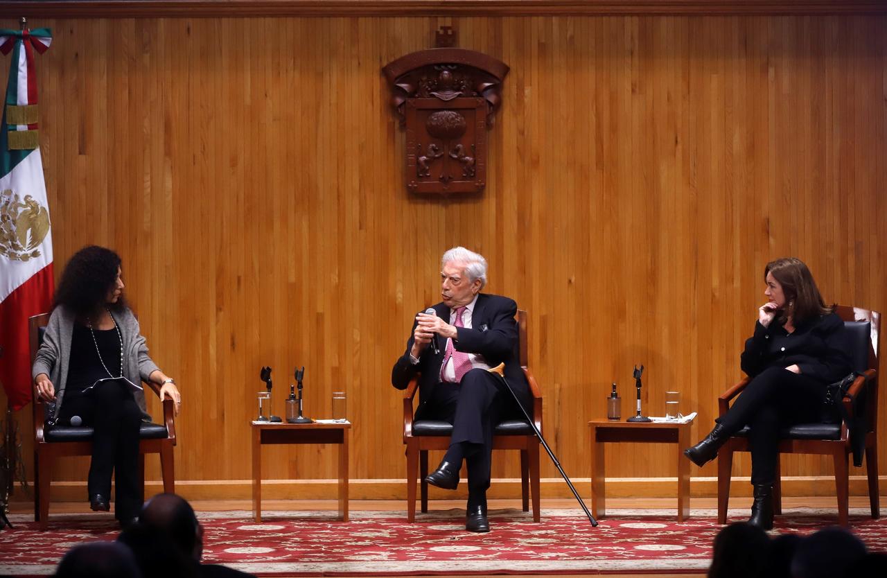 En palabras de López Obrador, la prensa se dedicó a hacer preguntas capciosas a Vargas Llosa hasta que el escritor peruano afirmó que el mandatario pretendía reelegirse en el cargo. (ARCHIVO)